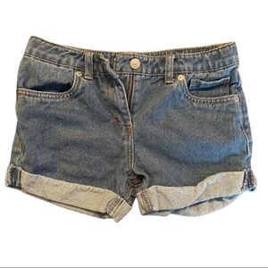 Levi’s Girlfriend shorty shorts. In medium wash. Size 12 reg